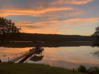 Wet Feet Retreat! Lake front cabin in quiet cove.