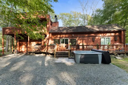 Stunning Penn Manor, Hot Tub, Sauna, Fire Pit