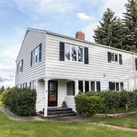 Spacious Home with Stunning Mountain and Golf Course View’s!