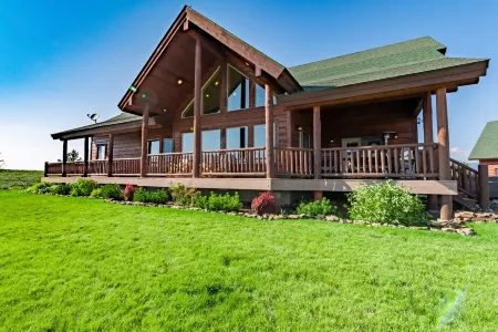 Stunning property with water and mountain views - Sleeps 10