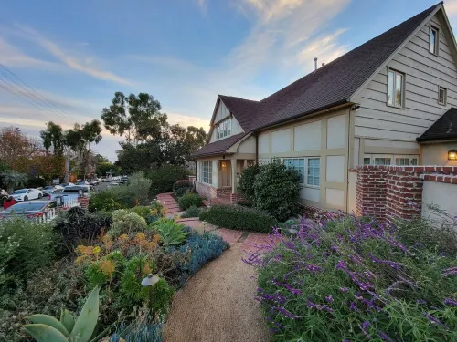 Local Cheerful 4 Bedroom home with outdoor dining
