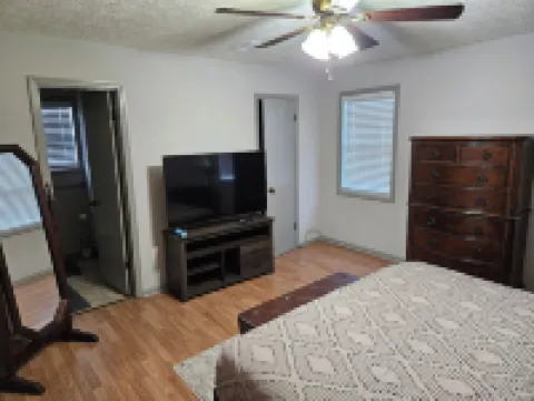 Hidden Gem - 3BD, 2FB w/Jacuzzi + Pool Table