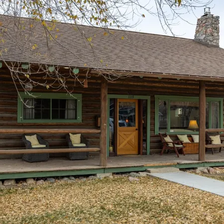 Scout's Rest in Cody - Beautiful Cozy Log Cabin that sleeps 8!