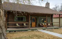 Scout's Rest in Cody - Beautiful Cozy Log Cabin that sleeps 8!