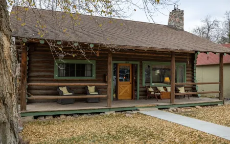 Scout's Rest in Cody - Beautiful Cozy Log Cabin that sleeps 8!