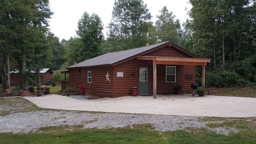 Creek Side Mtn Cabin Near Hiking, Waterfalls, Lakes& Golf. Pets/ Dogs 25lb Less Hotels in Pickens County