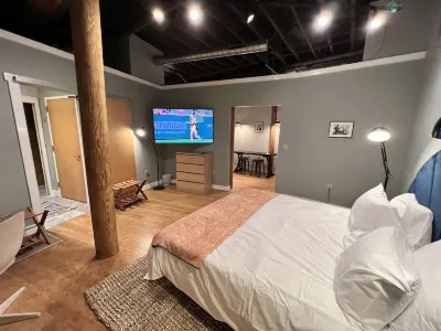 Ambrose Lofts - 1 bedroom overlooking 4th Ave Downtown