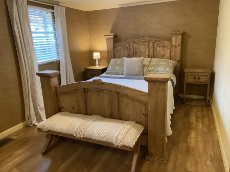 Charming & Pet Friendly! Cabin in Iuka MS- near JP Coleman State Park