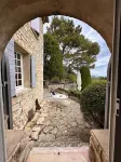 From the top of its terraces and garden, breathtaking views of the Luberon