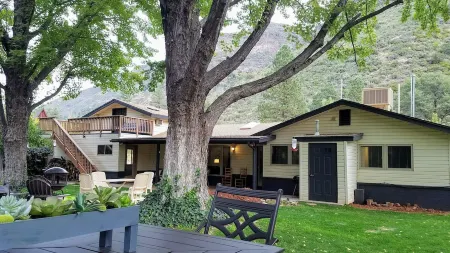 Heavenly Sedona Oak Creek Home - On the Water! Отели рядом с достопримечательностью «Парк штата Слайд Рок»