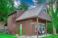 Beautiful Shabby-Chic Cabin Downtown Hot Springs