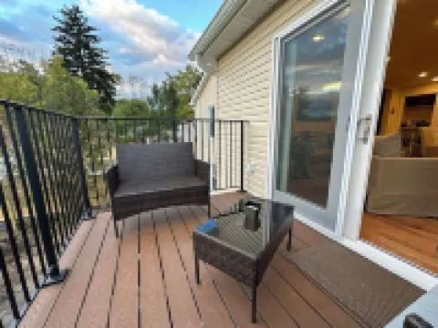 Charming Mountain-View Waterfront Retreat – Hot Tub, Sauna, Game Room & Fire Pit