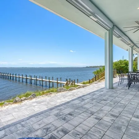 Casamigos. Luxury waterfront-Swim with Dolphins-Private Beach. Pet Friendly!