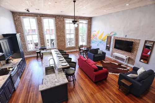 Jellyfish Lookout on Strand- historic neighborhood, local shops and dining - Condos