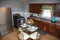 Cozy 2 bedroom home located minutes from downtown