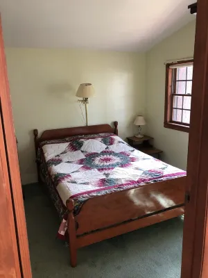 Rustic 2-bedroom cabin on Boyd Pond