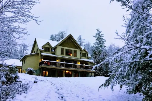 Hiking, incredible mountain views, hot tub, and a chef's kitchen!