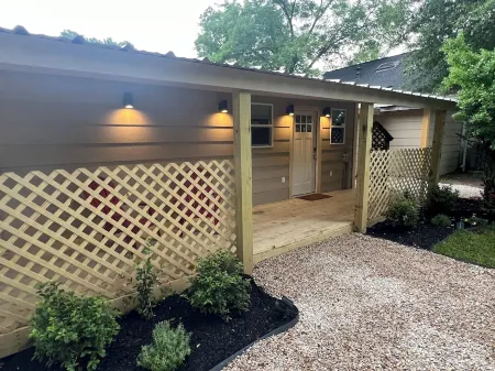 Cozy farmhouse cabin near Kilgore and Longview