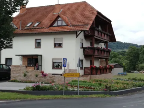 Luxurious, spacious apartment on a farm - family friendly Hotels in Tann (Rhon)