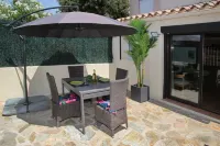 Quiet house 1km from the beach, with tennis court and communal swimming pools