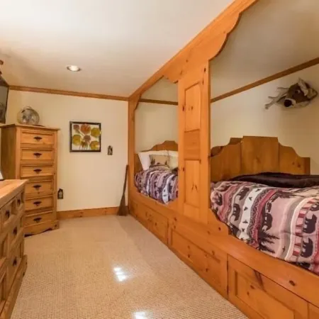 Kresge Luxurious Grand Cabin at Stratton and Bromley Mountains.