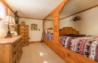 Kresge Luxurious Grand Cabin At Stratton and Bromley Mountains, up to 6 guests.