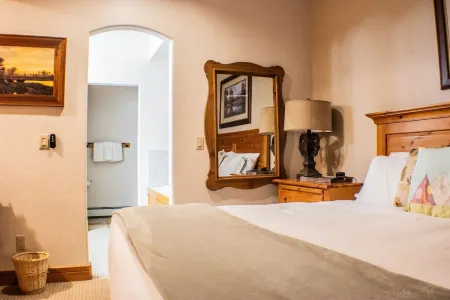 Mountain 4bed 5bath Townhome w Pool, Hot tub, Shuttle, just steps to base.