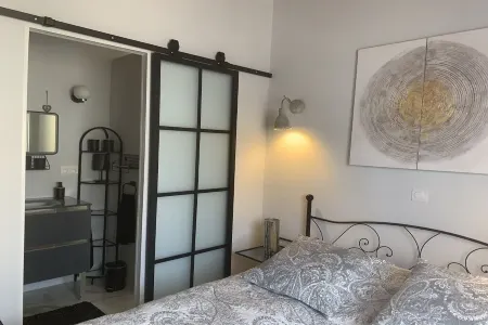 Gemütliche Ferienwohnung, Ideal für 2 Personen, Große Terrasse und Swimming-pool Отели в г. Арль