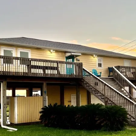Surfside Beach Home  6 beds. Sleeps  8 to 10
