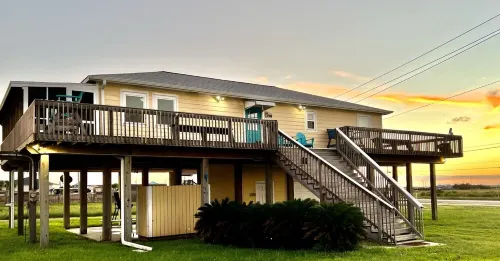 Surfside Beach Home  6 beds. Sleeps  8 to 10 - Wifi