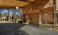 Beautiful, Huge Home on Golf Course and close to Ski Resort. Recently Renovated!