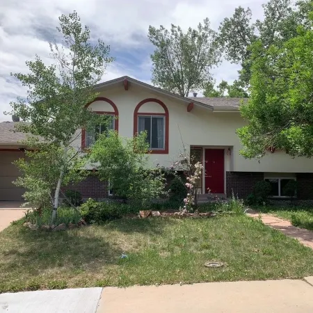 Cheerful 4 Bedroom Home - Back Yard/Game Room!