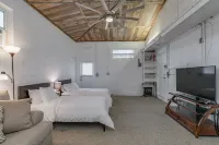 Renovated 4 Bedroom/3 Bath/Pool Home Sleeps 14