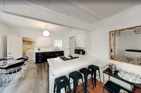 Charming Beach Cottage, 2 blocks from the water!