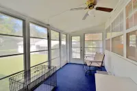 Charming 3 Bedroom house with detached garage. Hotels in Oak Ridge