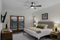 Welcome to the Hokum House! Incredible city and mountain views.