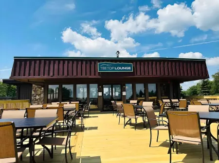 Spacious 4-bedroom ski-in/ski-out condo on Seven Springs Mountain Resort