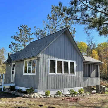Cozy cabin 25ft off the water! Near shopping, Restaurants, Attractions & Golf!