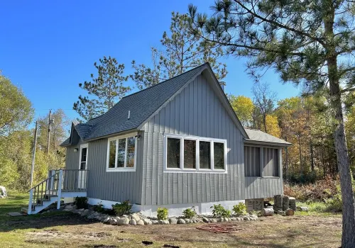 Cozy cabin 25ft off the water! Near shopping, Restaurants, Attractions & Golf!