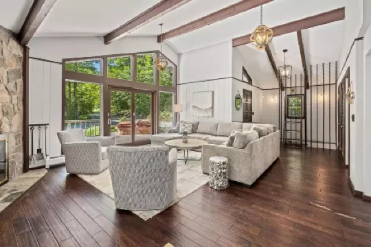 Shuttle to Village/lifts5 miles to base! Cozy Chalet!