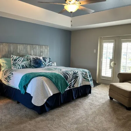 The Palms - 3 miles to the beach - Heated Pool - Sleeps 6