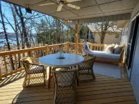 Huckleberry Shores-Lakefront & Lakeview Home-Near Boat Launch-Swimming Pool. Hotels in Township 1