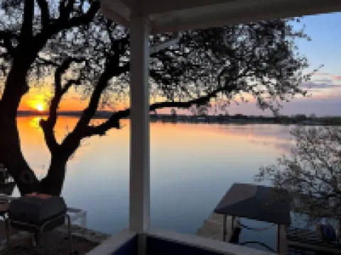 Lake Granbury Cottage, Just steps from the historic square!