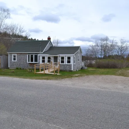 Quiet and Cozy Seaside Cottage with Amazing Sunsets