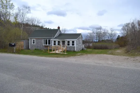 Quiet and Cozy Seaside Cottage with Amazing Sunsets