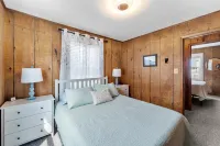 Wright Salty/One Block to Beach/Dog Friendly/Ocean Views/Covered Outdoor Space