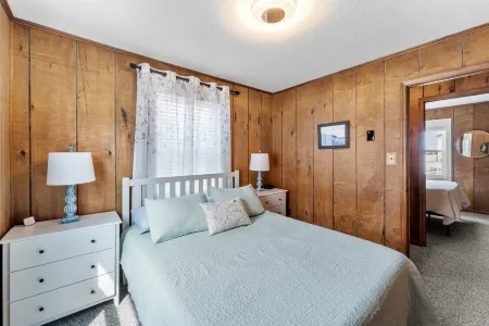 Wright Salty/One Block to Beach/Dog Friendly/Ocean Views/Covered Outdoor Space