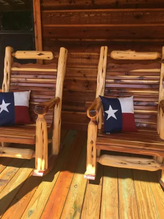 Romantic Ava Haus CABIN. 3 minutes to Main!See our other 4 Ava Haus rentals!