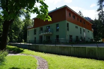 Vacation apartment on the edge of the forest with telephone and internet KuKuNa - Zentrum für Kunst, Kultur und Natur附近的飯店