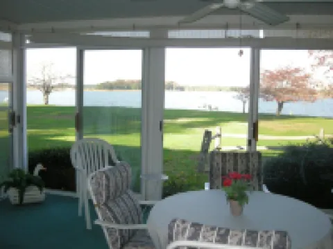 Waterfront Home On 3 Acres. Fish,crab, & kayak from the pier + great sunsets! Hotels in Queen Annes County